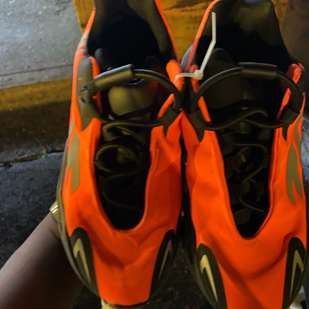 Sz 7 Yeezy boost 700
